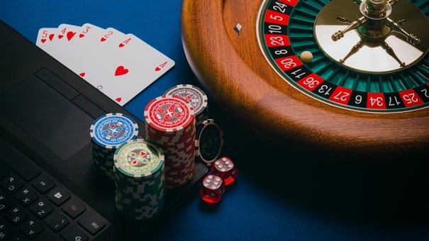 Thuật ngữ poker sẽ phân chia theo nhiều loại khác nhau, tùy theo từng tình huống khác nhau cũng sẽ có thuật ngữ riêng để nói về chúng. Những thuật ngữ này hỗ trợ anh em dễ hình dung, dễ nhớ và tận dụng đơn giản. Người am hiểu càng nhiều thuật ngữ Poker sẽ có thể phân tích và tham gia thông minh hơn. Bởi các chiến thuật và quy luật trò chơi đều sẽ nhắc đến những thuật ngữ này. Hãy đến iBet1668 thông tin sản phảm để biết thêm thông tin nhé .