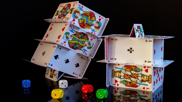 Bài tấn Durak có nguồn gốc từ nước Nga là một thể loại game sử dụng bộ bài tây 52 lá với số lượng người chơi từ 2 đến 4 người. Tên bài tấn quốc tế là Durak có nghĩa là thằng ngốc – Dùng để chỉ người còn bài cuối cùng . Game bài này cũng tương tự với thể loại bài ăn gian nói dối nhưng xét về luật có nhiều điểm khác biệt hơn. Hãy đến iBet1668 thủ thuật sản phẩm để biết thêm thông tin nhé .