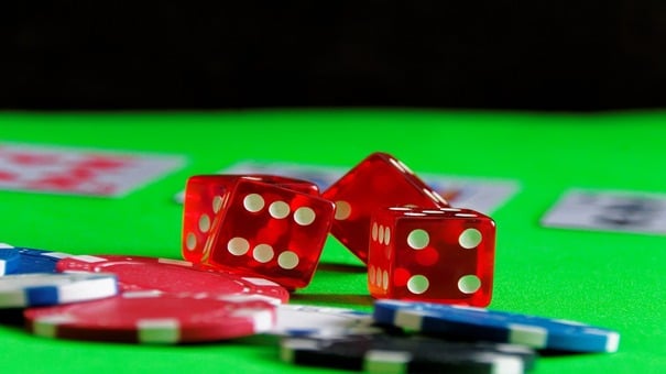 Poker là một thể loại game phổ biến rộng rãi trên các sòng casino cả trong nước lẫn quốc tế. Đây như là một dạng chuyển thể khác của 52 lá bài tây. Bài rác Poker thực chất là lá bài mà người chơi không thể kết hợp nó cùng với bất kỳ quân bài nào khác. Hiểu một cách đơn giản hơn, bài rác là một lá bài không có sự liên kết, chúng hoạt động hoàn toàn độc lập. Hãy đến W88 thông tin sản phẩm để biết thêm thông tin nhé .