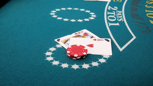 Bài rác trong Poker còn có nhiều tên gọi khác như dominated hand, giẻ rách, junk hay thùng rác. Bởi các lá bài không hề có một sự liên kết nào với nhau dù là nhỏ nhất, từ đó khiến cho cơ hội giành chiến thắng của người chơi giảm xuống mức thấp nhất.Tùy thuộc vào lối chơi cũng như tình hình diễn ra trên bàn đấu mà anh em sẽ phải đưa ra quyết định phù hợp nhất. Hãy đến iBet1668 thông tin sản phẩm để biết thêm thông tin nhé .