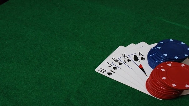 Bluff trong poker có thể được hiểu là cách để người tham gia có thể đánh lừa đối phương để nhanh chóng giành về lợi thế lớn cho bản thân. Phương pháp này cực kỳ quan trọng khi anh em tham gia Poker cảm thấy bộ bài của mình không mạnh và có thể sẽ thua.Với Bluff, khả năng thành công sẽ cao hơn so với rủi ro thua cược, lúc đó anh em mới có thể bắt đầu đặt cược. Đồng nghĩa, khi rủi ro càng ít thì lợi nhuận mà cược thủ mang về sẽ càng lớn. Hãy đến iBet1668 thông tin sản phẩm để biết thêm chi tiết nhé .