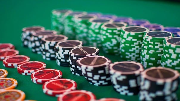 Hình thức Short deck poker meaning có thể hiểu là một trong số hàng chục biến thể cực kỳ thú vị của bộ môn Poker. Hình thức này khá tương tự so với Poker Texas, khi mỗi thành viên tham gia sẽ đều được chia đều 2 quân bài, tức là trên bàn cược sẽ có 5 lá bài chung. Khác biệt chủ yếu của thể loại này chính là từ cái tên “Short”. Hãy đến iBet1668 thông tin sản phẩm để biết thêm thông tin nhé .