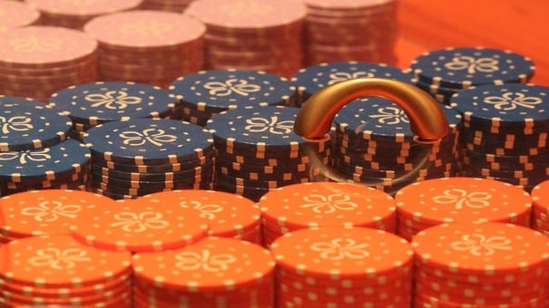 Đây là một kiểu chơi khác của Poker truyền thống và tùy thuộc vào từng biến thể mà số lượng lá bài và luật sẽ có sự khác biệt. Tuy nhiên được nhiều người lựa chọn nhất hiện nay đó chính là dạng 5 lá và 7 lá. Tuy nhiên, tất cả các phiên bản đều sử dụng bộ bài tây 52 lá  để chia cho người chơi. Stud Poker không hề có vị trí ngồi cố định như Poker truyền thống và người đầu tiên cần phải đặt cược có thể thay đổi qua từng vòng, không có sự quy định bắt buộc. Hãy đến iBet1668 thông tin sản phẩm để biết thêm thông tin nhé 