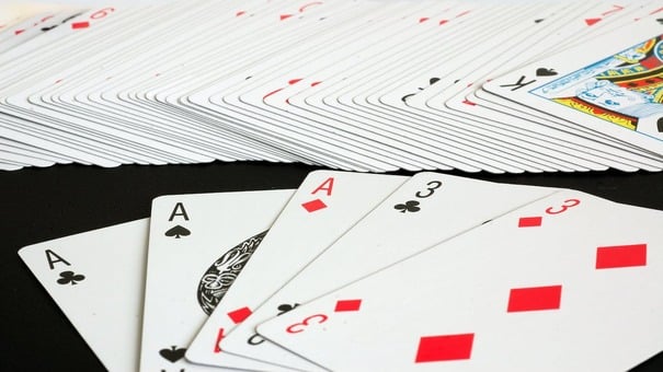 Trên thực tế, Xì tố 7 cây là một dạng biến thể của Xì Tố truyền thống. Ngoài ra Poker cũng là trò chơi khá giống với game bài này. Theo đó, anh em vẫn sử dụng bộ bài tây có tổng cộng 52 lá. Đồng thời, Xì tố 7 cây giới hạn số người tham gia là 5, tối thiểu 3. Ngoài ra, theo như tên gọi của biến thể, anh em sẽ hiểu rằng mỗi thành viên trong ván được chia 7 cây bài. Sau tổng cộng 5 vòng cược, tố bài khác nhau. Hãy đến iBet1668 thông tin sản phẩm để biết thêm thông tin nhé .