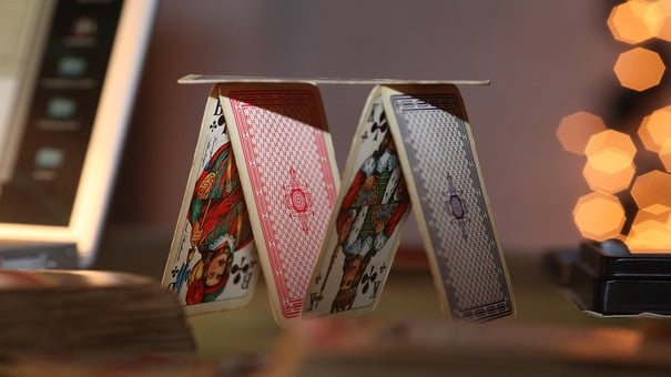 Luật chơi bài Baccarat không khác gì bài Cào của Việt Nam, tổng điểm bằng 9 sẽ là lớn nhất và sẽ thắng . Nếu bạn đặt ở ô Banker hoặc Player, xác suất thắng của bạn sẽ là 50%, bằng với xác suất thắng của nhà cái. Nhà cái chỉ kiếm tiền được nhờ 5% tiền hoa hồng mỗi khi bạn đặt ở Banker và trúng. Nhà cái cũng được hưởng thế hơn bạn nếu như bạn đặt ở ô Tie (Hòa). Hãy đến iBet1668 thông tin sản phẩm để biết thêm thông tin nhé .