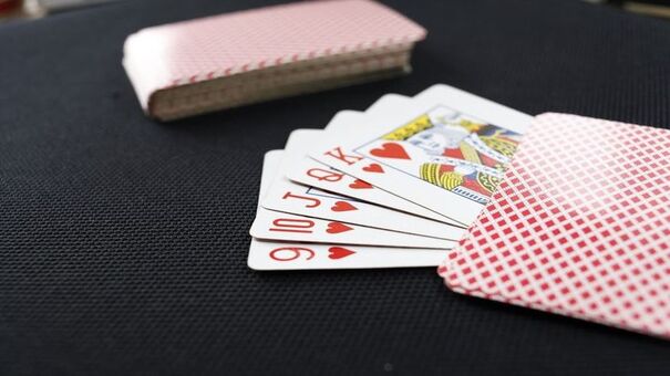 Thuật ngữ ngũ linh (tiếng Anh còn gọi là Five Card Charlie để ám chỉ một người chơi nhận được năm lá bài mà tổng giá trị nhỏ hơn hoặc bằng 21.  Nói cách khác, người chơi đó có một tay bài gồm năm lá và vẫn trong ngưỡng hợp lệ. Mặc dù tổng giá trị của tất cả các lá bài này có thể thấp hơn hoặc bằng ngũ linh 21 , thuật ngữ ngũ linh xì dách . Hãy đến iBet1668 thông tin sản phẩm để biết thêm chi tiết nhé .